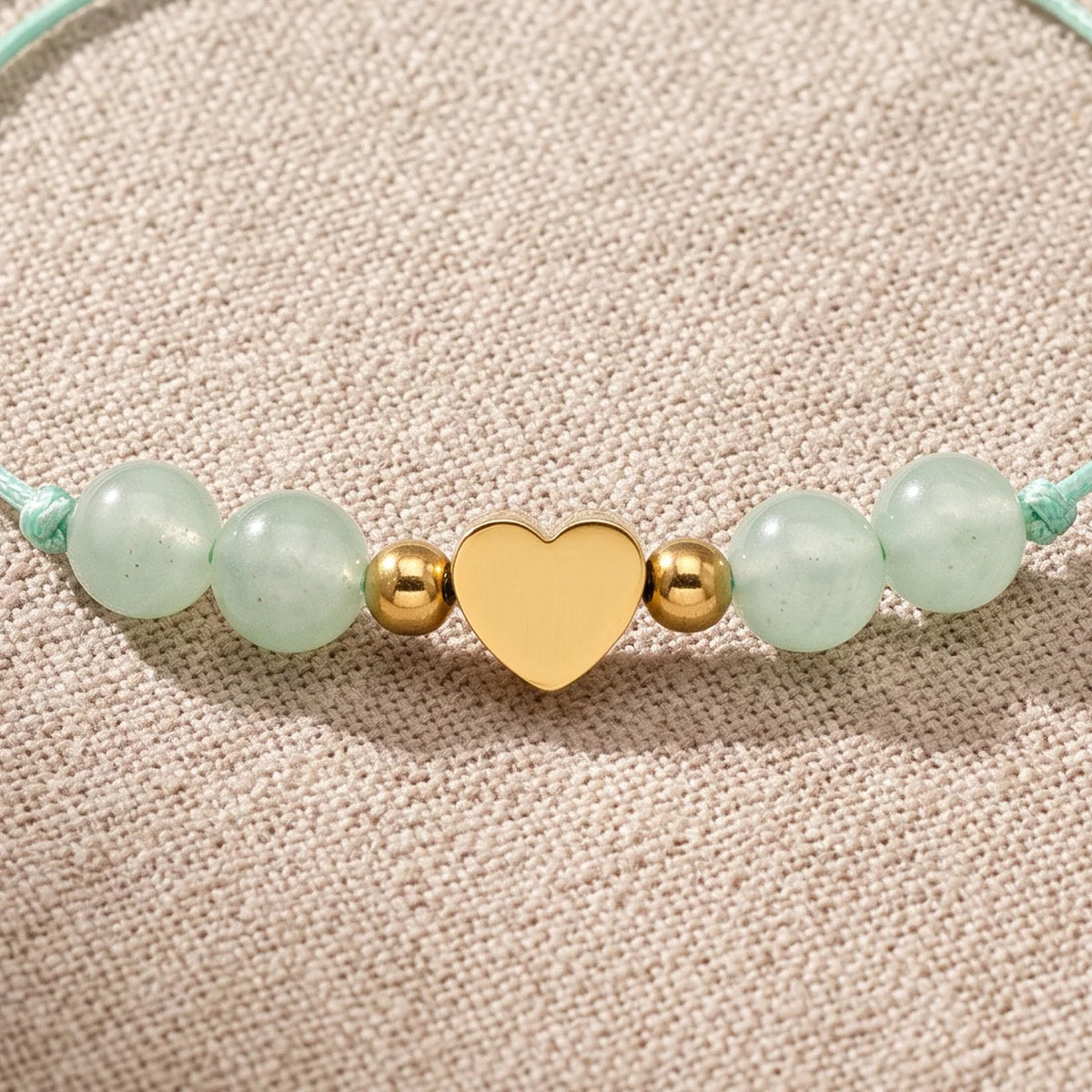 Gros plan sur les perles du bracelet cœur pierre verte CÂLINE®