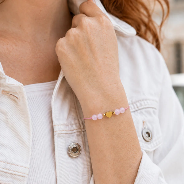 Bracelet cœur quartz rose CÂLINE® porté au poignet d'une femme