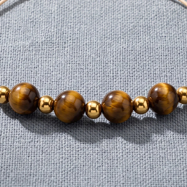 Gros plan sur les perles du bracelet cordon œil de tigre ALTÉA®