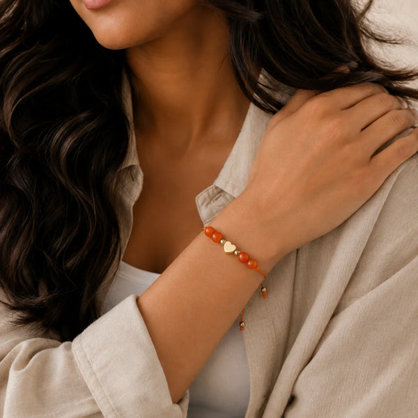 Bracelet cornaline CÂLINE® porté au poignet d'une femme