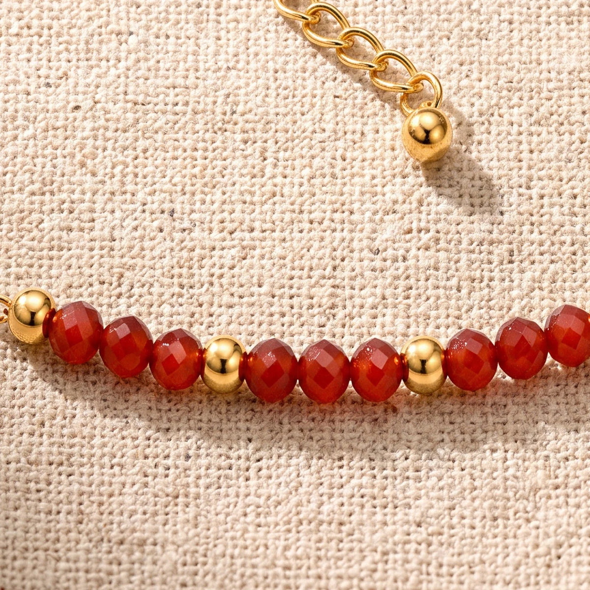 Gros plan sur les perles facettées de cornaline de 3 mm du bracelet FILÉA®