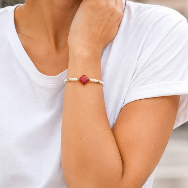 Bracelet cornaline TRÉFLIA® porté au poignet d'une femme