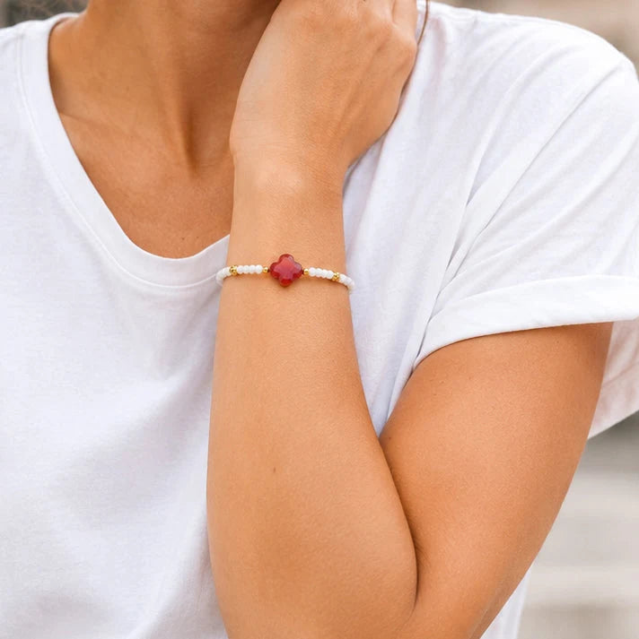 Bracelet cornaline TRÉFLIA® porté au poignet d'une femme
