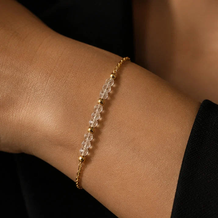 Bracelet cristal de roche fin FILÉA® porté au poignet d'une femme