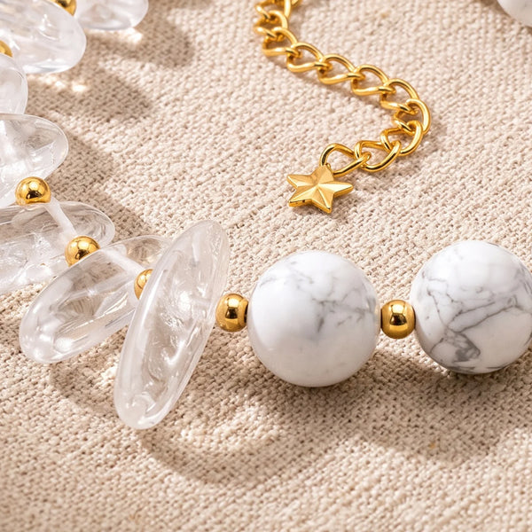Gros plan sur les pierres du bracelet en cristal de roche DUALIA®, perles dorées et breloque étoile