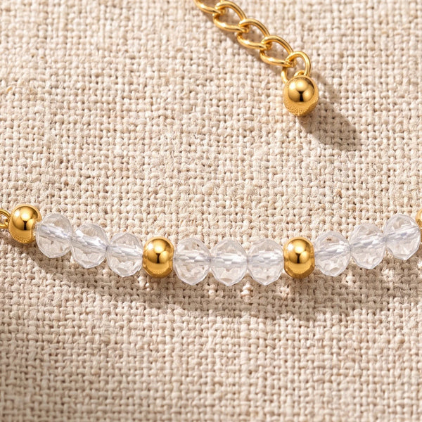 Gros plan sur les perles facettées de cristal de roche de 3 mm du bracelet FILÉA®