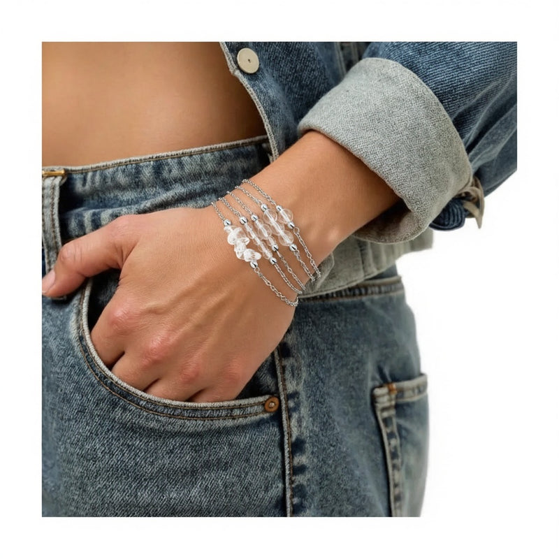 Bracelet en cristal de roche et chaîne argentée, vue d'ensemble