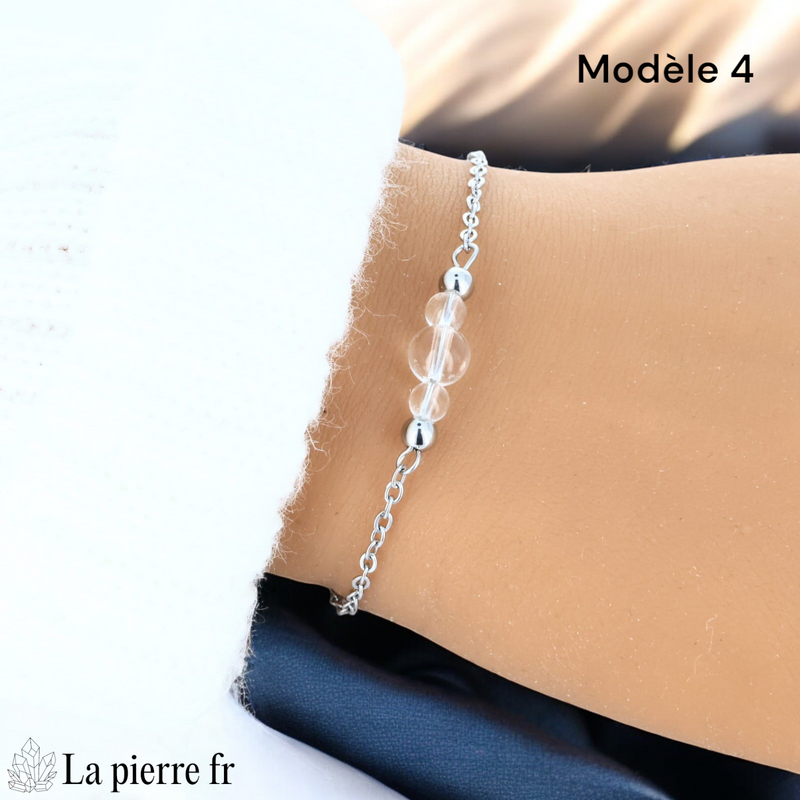 Bracelet cristal de roche perle centrale 6 mm encadrée de deux perles 4 mm, finition argentée