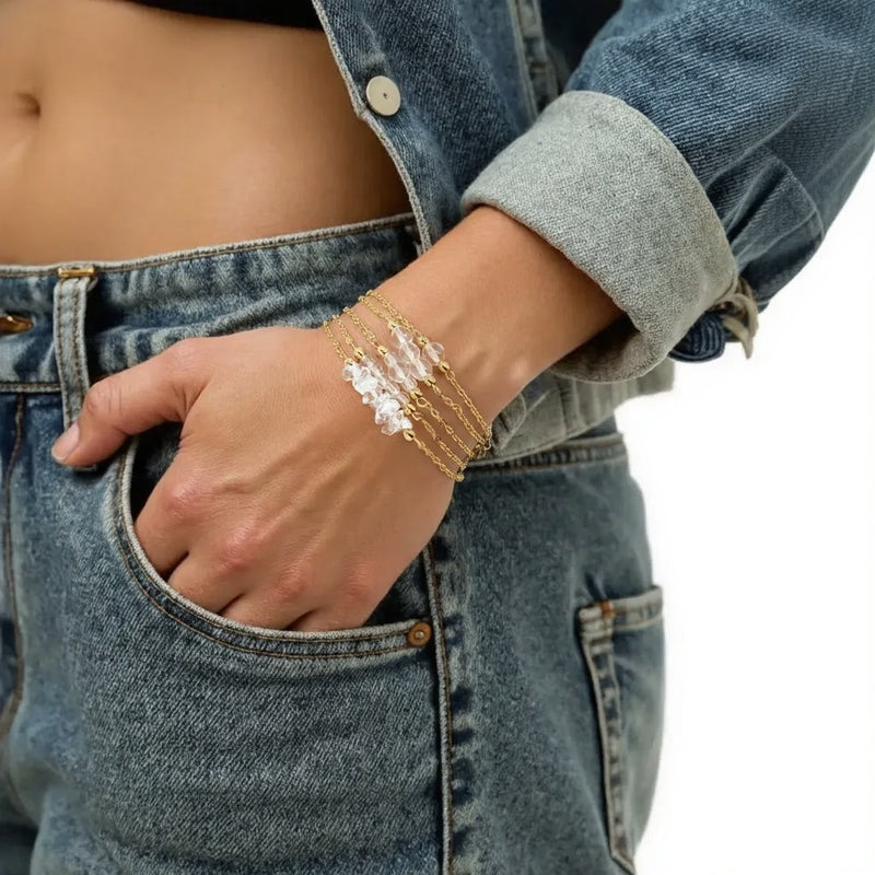 Bracelet en cristal de roche et chaîne dorée, vue d'ensemble