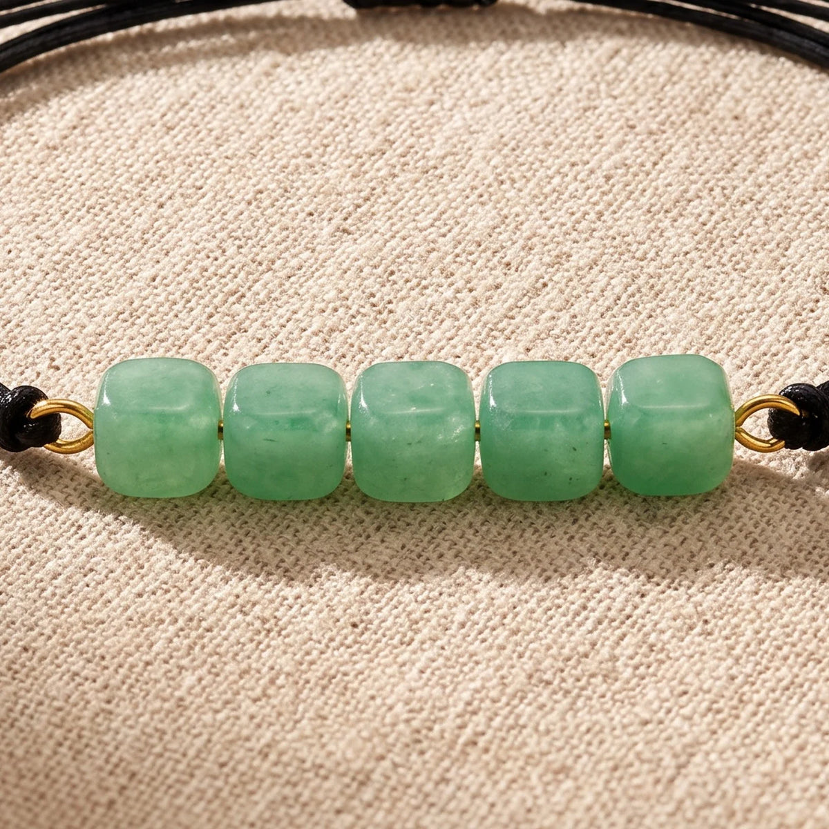 Gros plan sur les perles du bracelet pierre cube KUBIK®