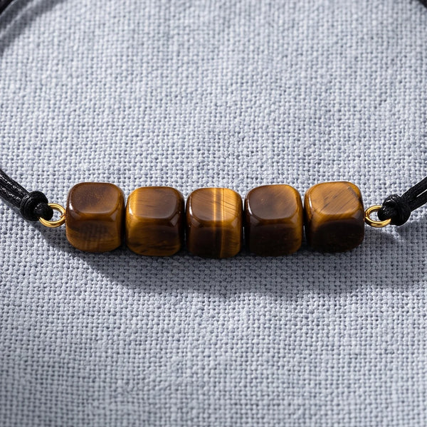 Gros plan sur les perles du bracelet cube œil de tigre KUBIK®