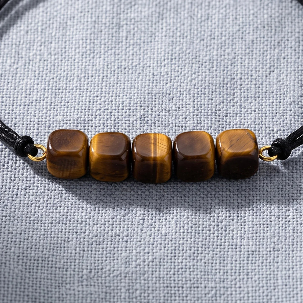 Gros plan sur les perles du bracelet cube œil de tigre KUBIK®