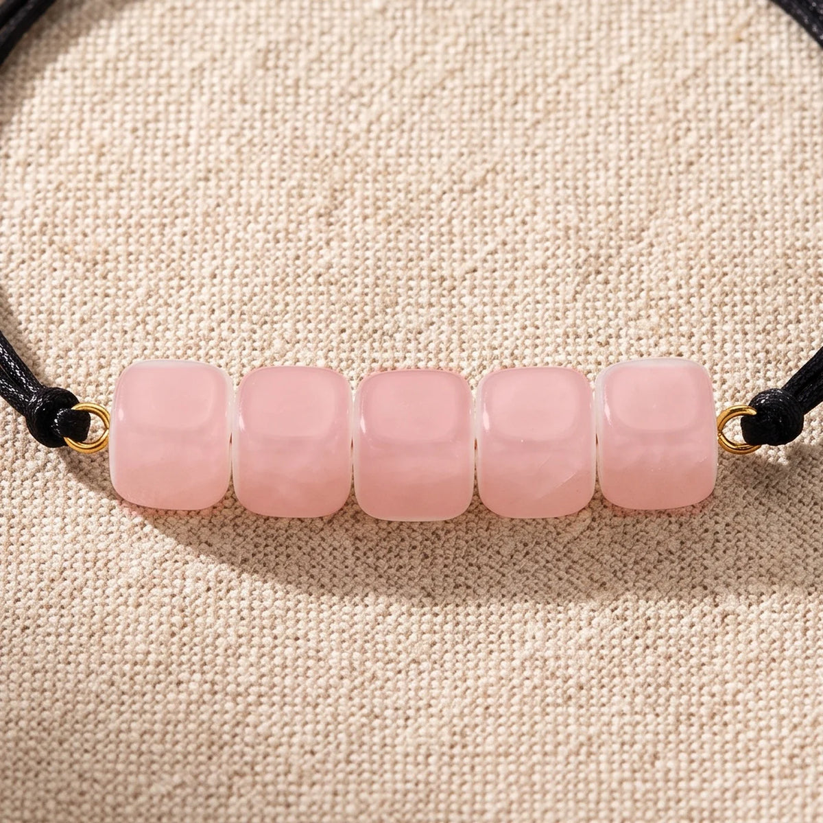 Gros plan sur les perles du bracelet cube quartz rose KUBIK®