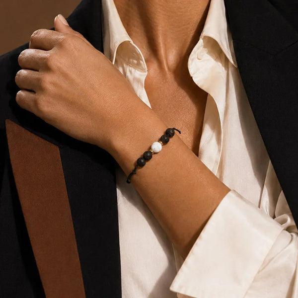 Bracelet pierre de lave VOLCANA® porté au poignet d'une femme