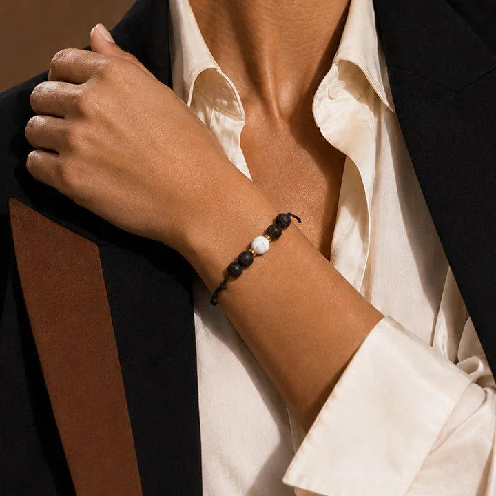 Bracelet pierre de lave VOLCANA® porté au poignet d'une femme