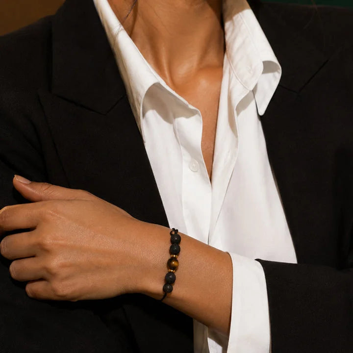 Bracelet pierre de lave femme VOLCANA® porté au poignet