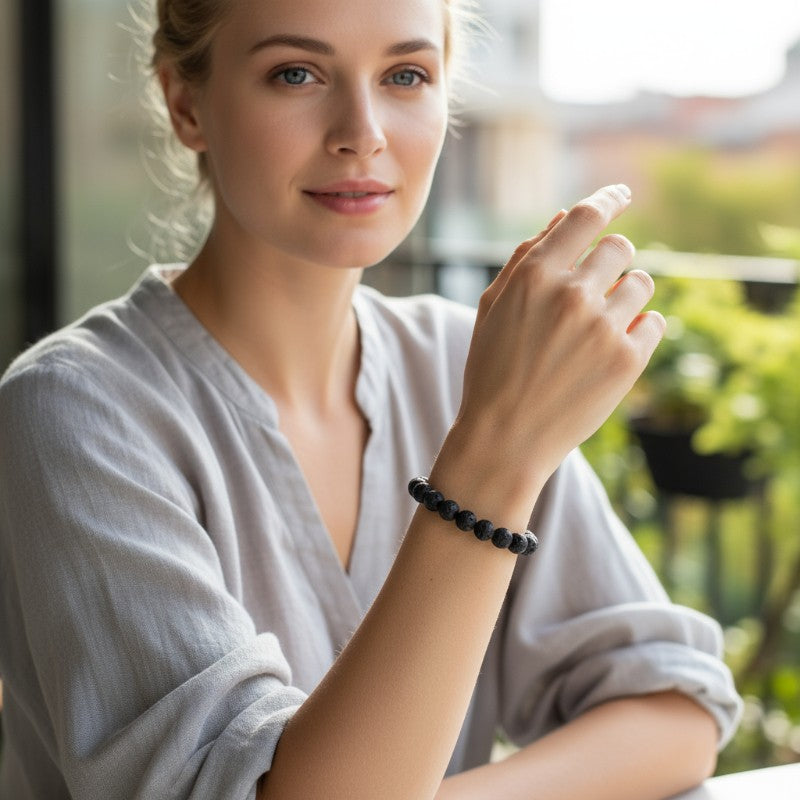 Bracelet Pierre de lave en pierre naturelle porté au poignet par une femme