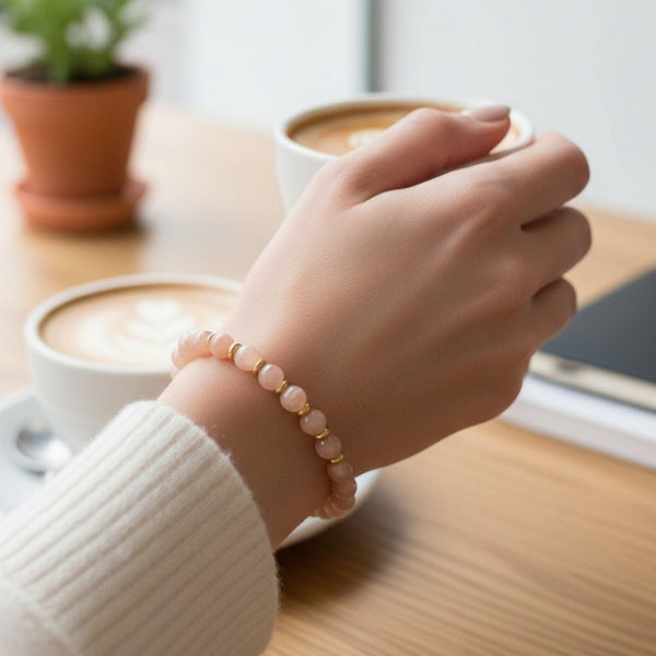 Bracelet Pierre de lune AURA® porté au poignet, bracelet fin doré en pierre naturelle