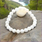Bracelet pierre naturelle véritable Pierre de Lune blanche avec reflets bleutés, perles rondes pour lithothérapie, intuition et féminité.