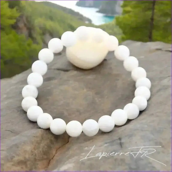 Bracelet pierre naturelle véritable Pierre de Lune blanche avec reflets bleutés, perles rondes pour lithothérapie, intuition et féminité.