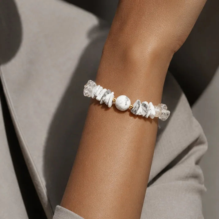 Bracelet pierre de lune CÉLIA® porté au poignet d'une femme