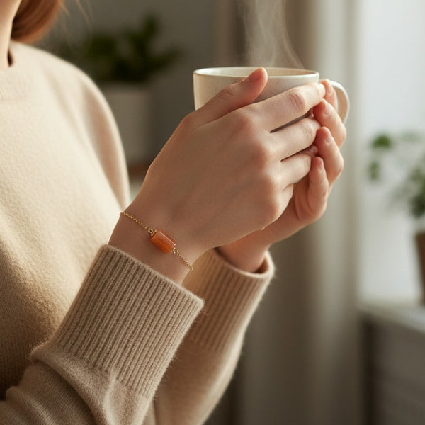 Bracelet Pierre de lune orange LINE® porté au poignet avec pierre orange naturelle