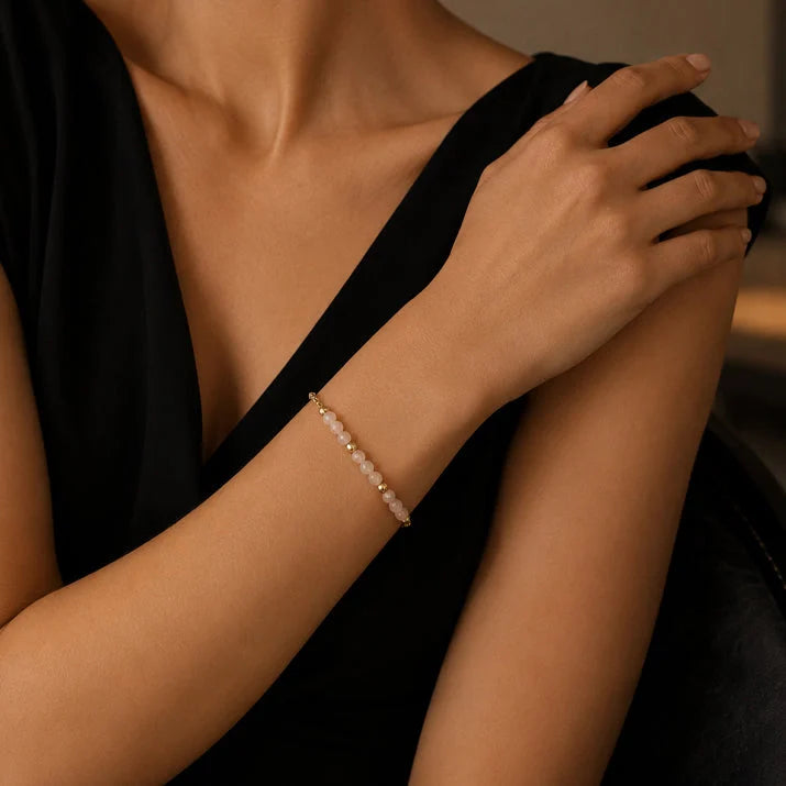 Bracelet pierre de lune rose FILÉA® porté au poignet d'une femme
