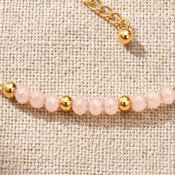 Gros plan sur les perles facettées de pierre de lune rose de 3 mm du bracelet FILÉA®