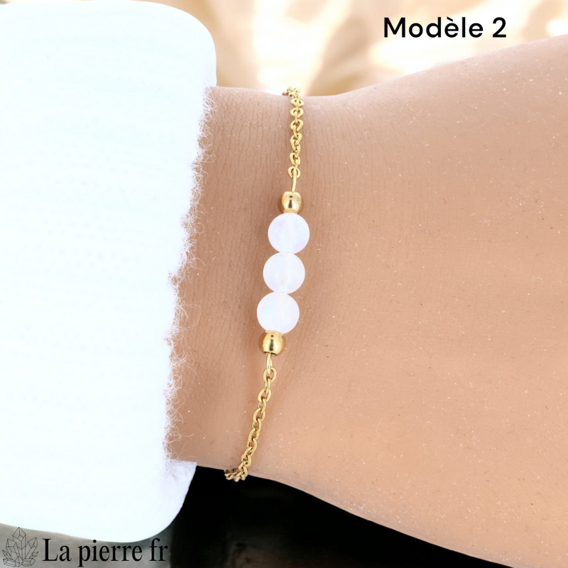 Bracelet pierre de lune modèle trois perles de 6 mm, chaîne dorée