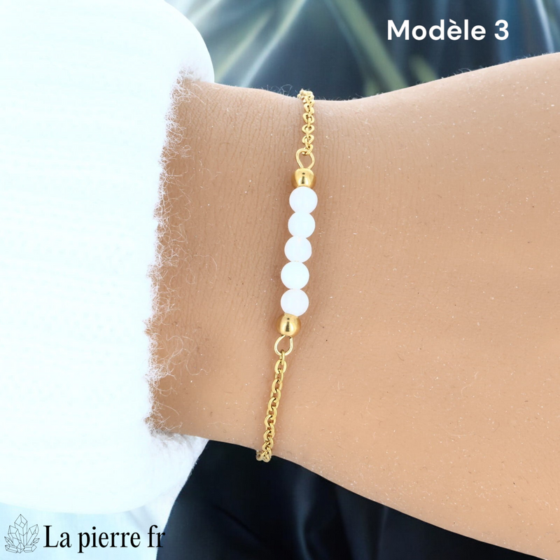 Bracelet pierre de lune modèle cinq perles de 4 mm sur chaîne fine dorée