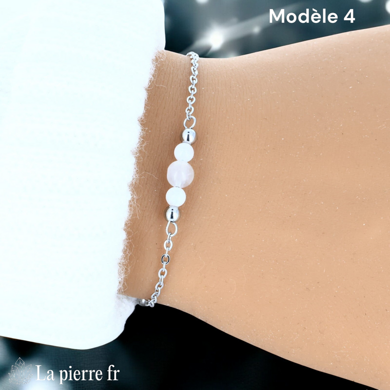 Bracelet pierre de lune perle centrale 6 mm encadrée de deux perles 4 mm, finition argentée