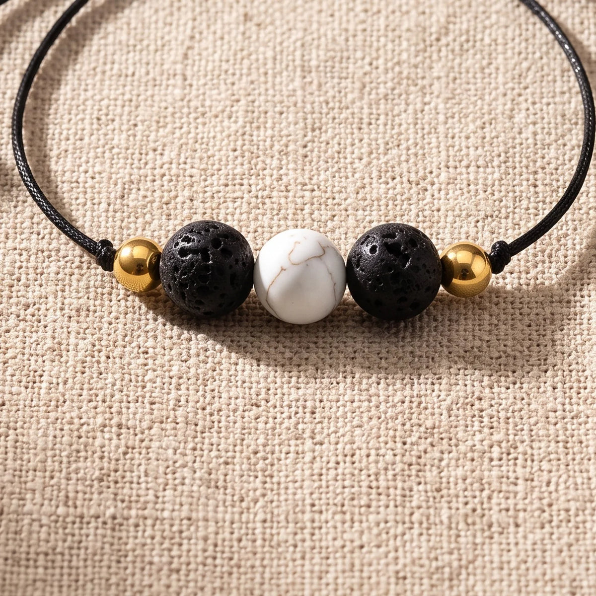 Gros plan sur les perles du bracelet diffuseur huile essentielle LAVIA®