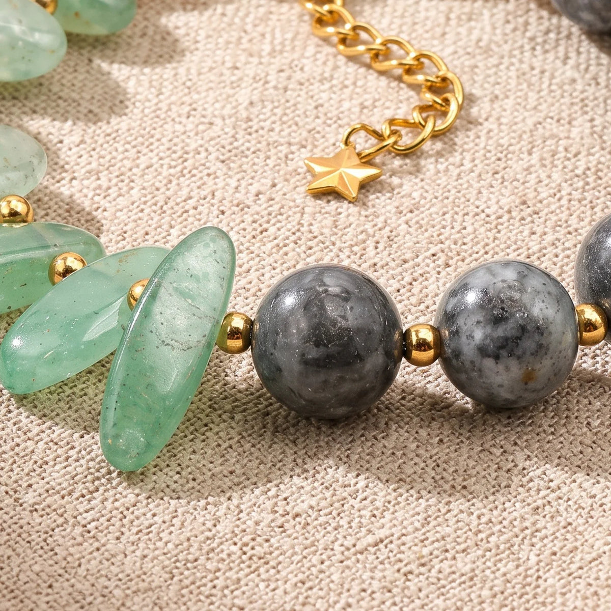 Gros plan sur les pierres du bracelet pierre verte DUALIA®, perles dorées et breloque étoile