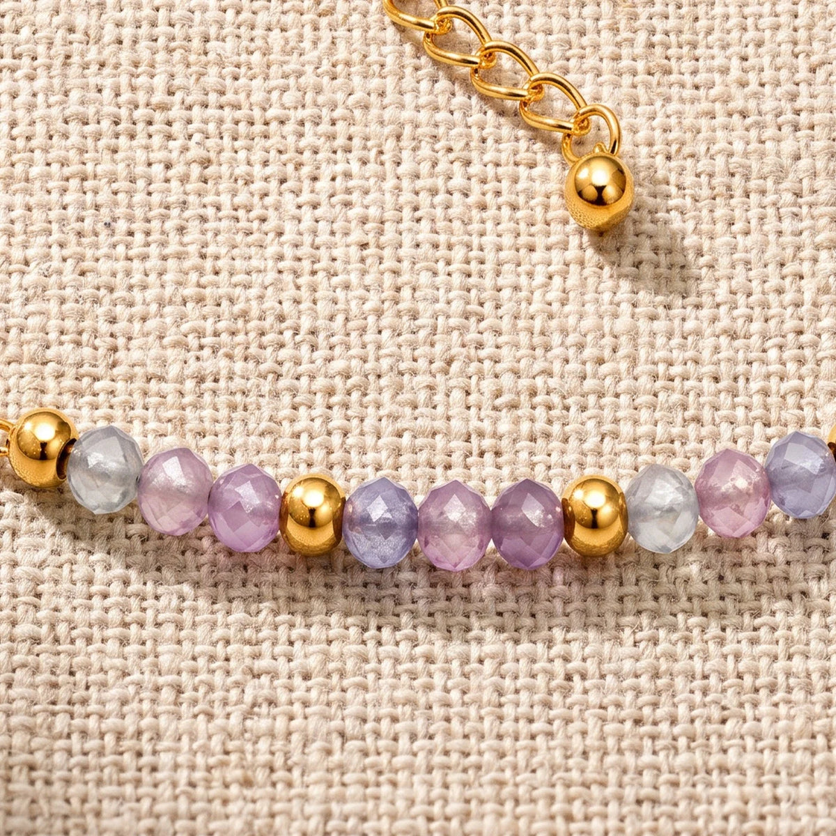 Gros plan sur les perles facettées de fluorine de 3 mm du bracelet FILÉA®