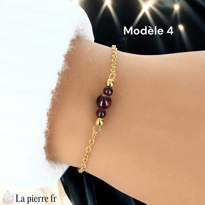 Bracelet grenat perle centrale 6 mm encadrée de deux perles 4 mm, finition dorée