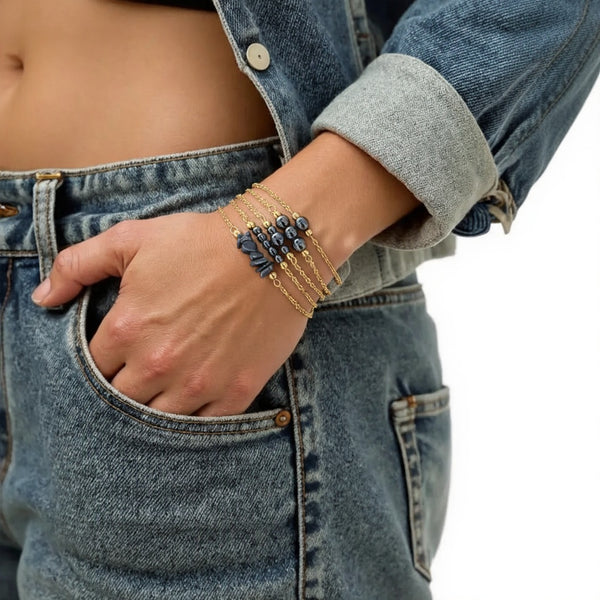 Bracelet en hématite et chaîne dorée, vue d'ensemble