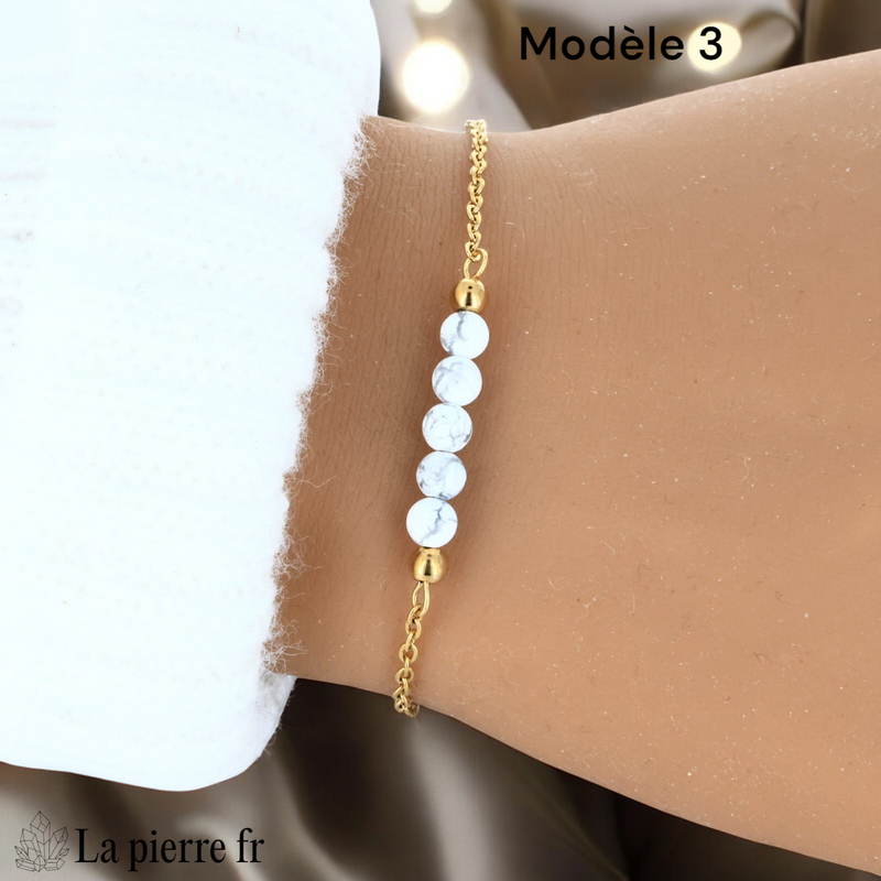 Bracelet howlite modèle cinq perles de 4 mm sur chaîne fine dorée