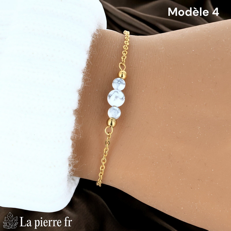 Bracelet howlite perle centrale 6 mm encadrée de deux perles 4 mm, finition dorée