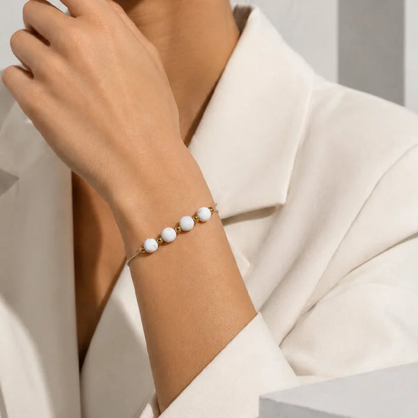 Bracelet howlite ALTÉA® porté au poignet d'une femme