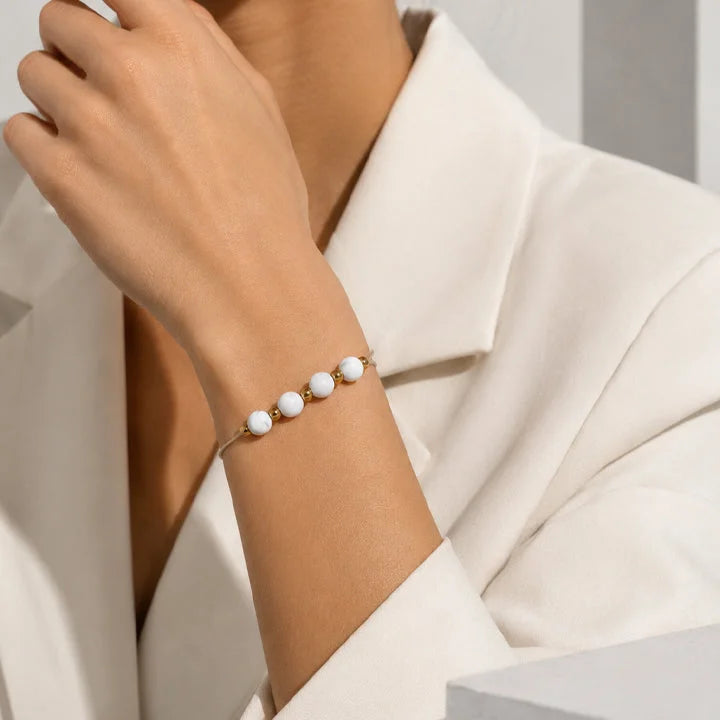 Bracelet howlite ALTÉA® porté au poignet d'une femme