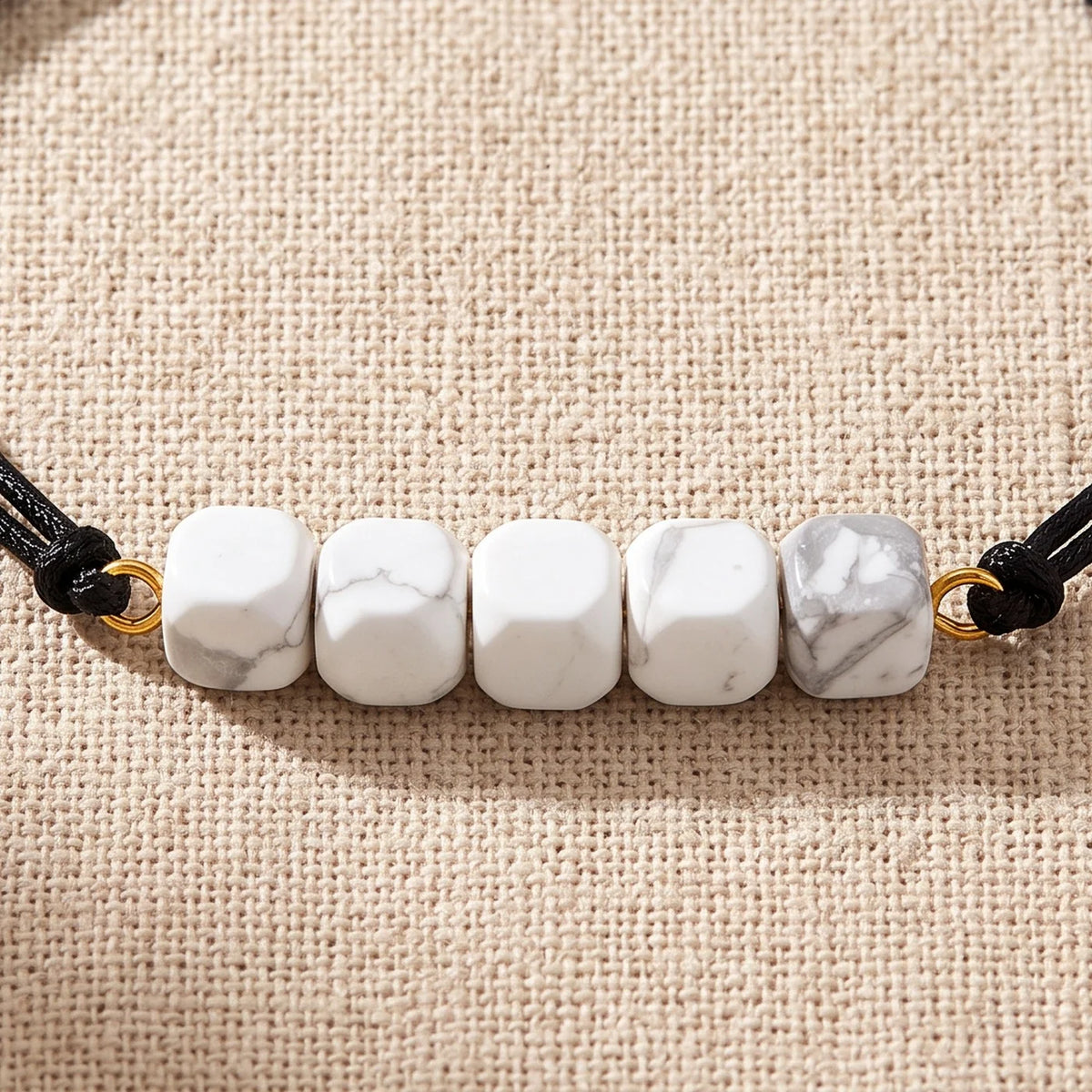 Gros plan sur les perles du bracelet howlite femme KUBIK®