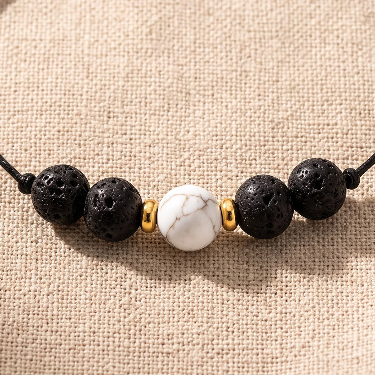 Gros plan sur les perles du bracelet howlite VOLCANA®