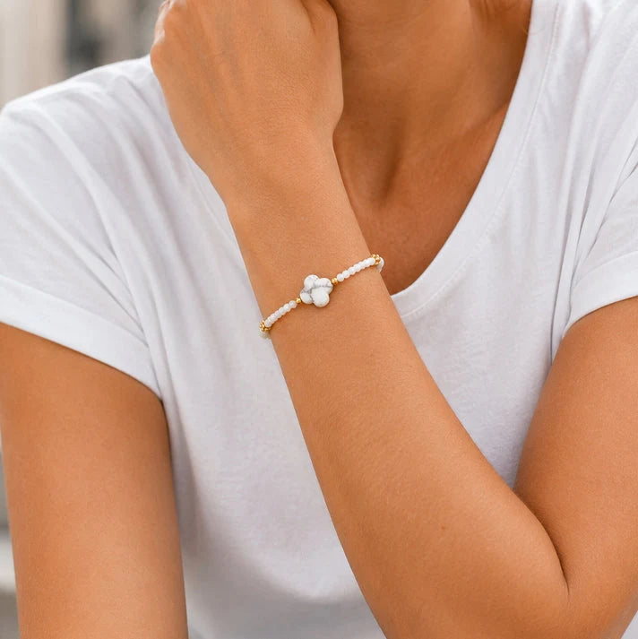 Bracelet howlite TRÉFLIA® porté au poignet d'une femme