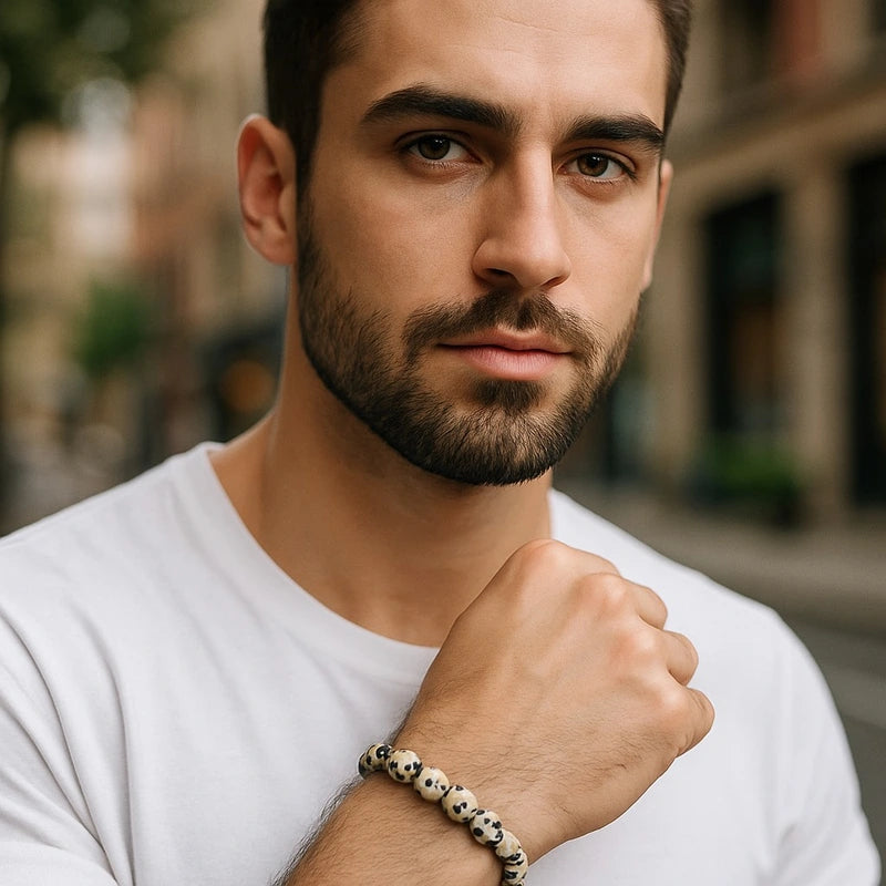 Bracelet Jaspe Dalmatien porté par un homme — perles naturelles 8 mm tachetées, style élégant