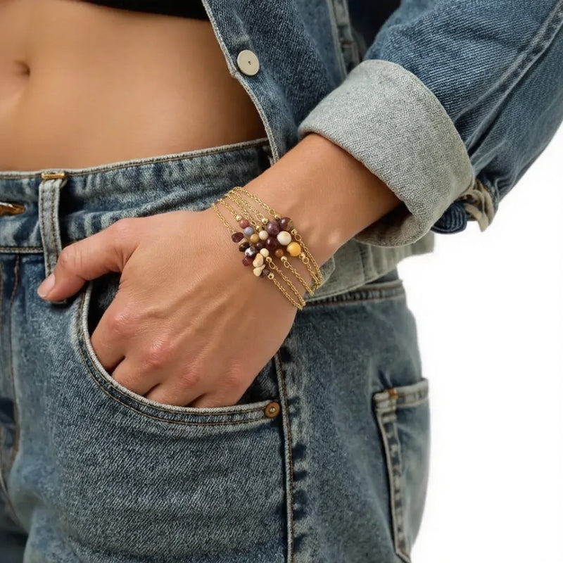Bracelet en jaspe mokaïte et chaîne dorée, vue d'ensemble