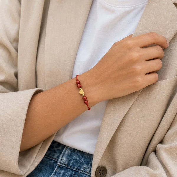 Bracelet jaspe rouge femme CÂLINE® porté au poignet