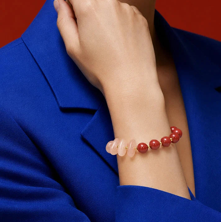 Bracelet jaspe rouge DUALIA® porté au poignet d'une femme