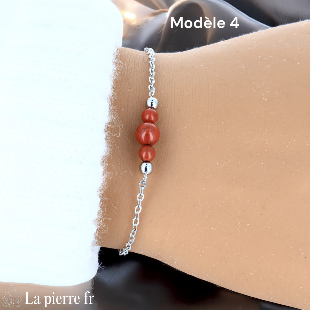 Bracelet jaspe rouge perle centrale 6 mm encadrée de deux perles 4 mm, finition argentée