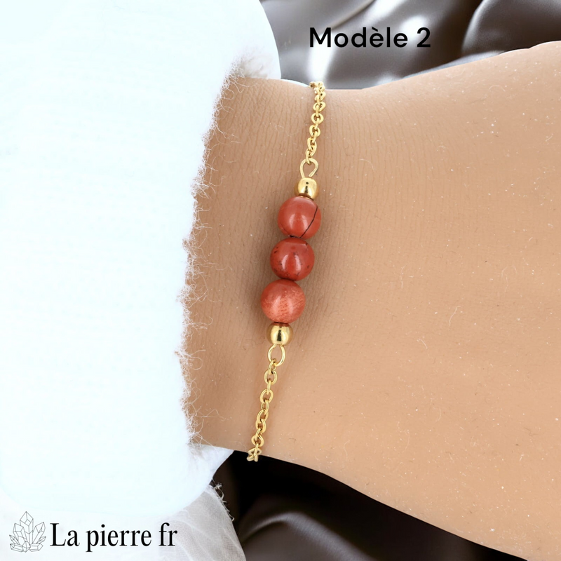 Bracelet jaspe rouge modèle trois perles de 6 mm, chaîne dorée
