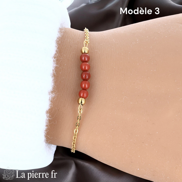 Bracelet jaspe rouge modèle cinq perles de 4 mm sur chaîne fine dorée